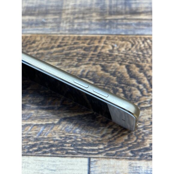 Apple iPod Touch 6th Generation Gold 16 GB Model:A1574 W/ Cable y Adapter - Picture 7 of 7